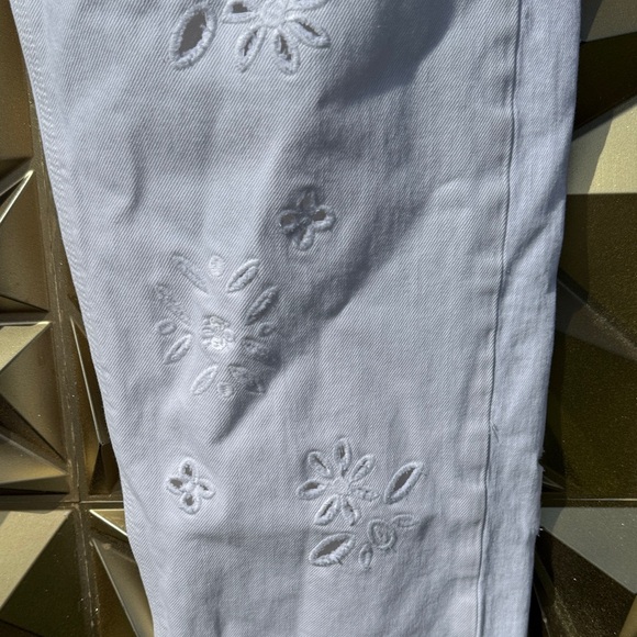 American Eagle Outfitters White Eyelet pants 8 short - Picture 3 of 8